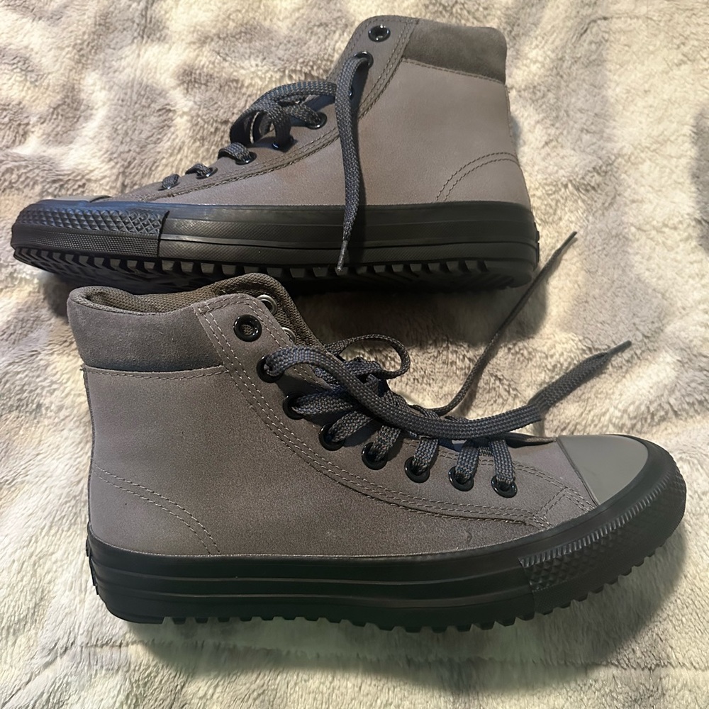 Converse chucks high tops gray leather women’s US 8.5 like new condition